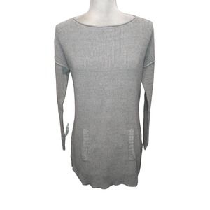 Daisy Fuentes pale gray tunic sweater with pocket